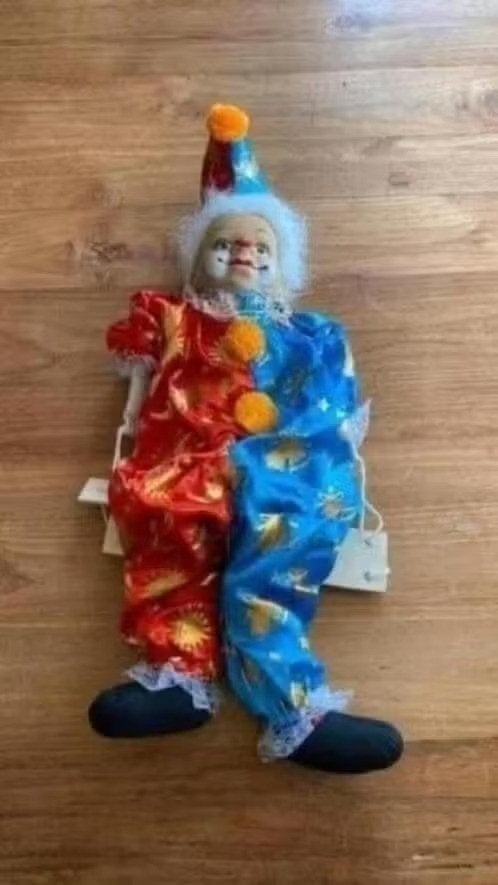 Clowntje op schommel ( pop) nieuw, Ophalen of Verzenden, Nieuw, Mens