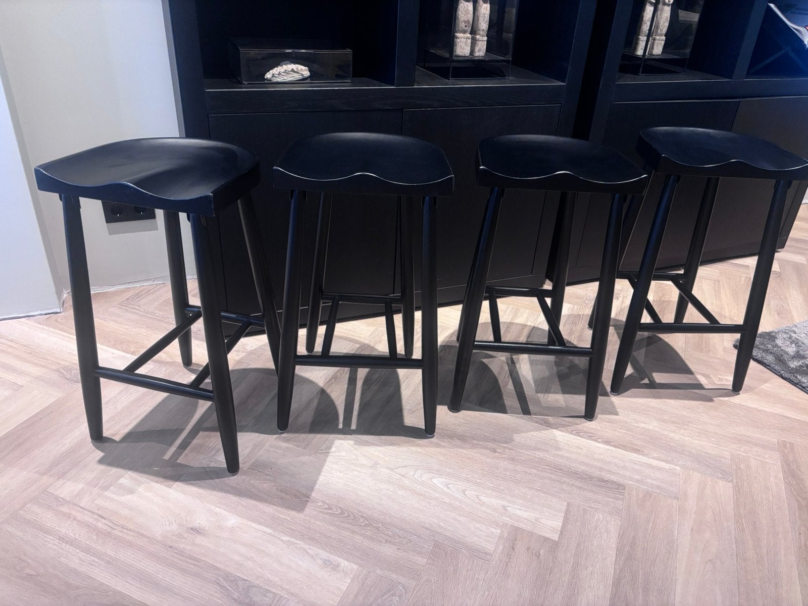 Zwart houten barkrukken/ bistro set of barset barkruk 2 of 4, Ophalen, Gebruikt, Met voetsteun, 60 tot 90 cm