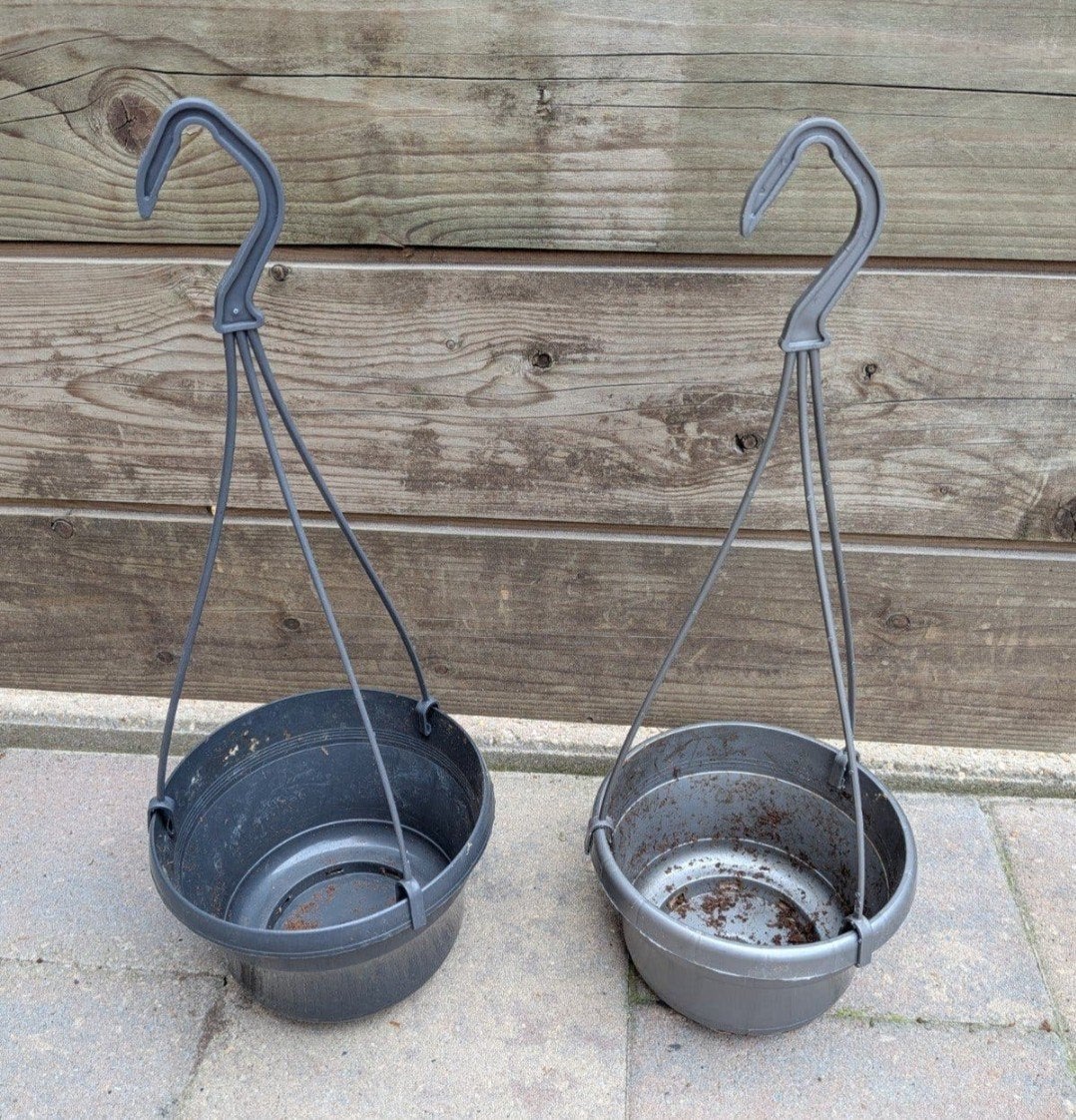 Twee gebruikte plastic hangpotten voor balkon of tuin, Ophalen of Verzenden