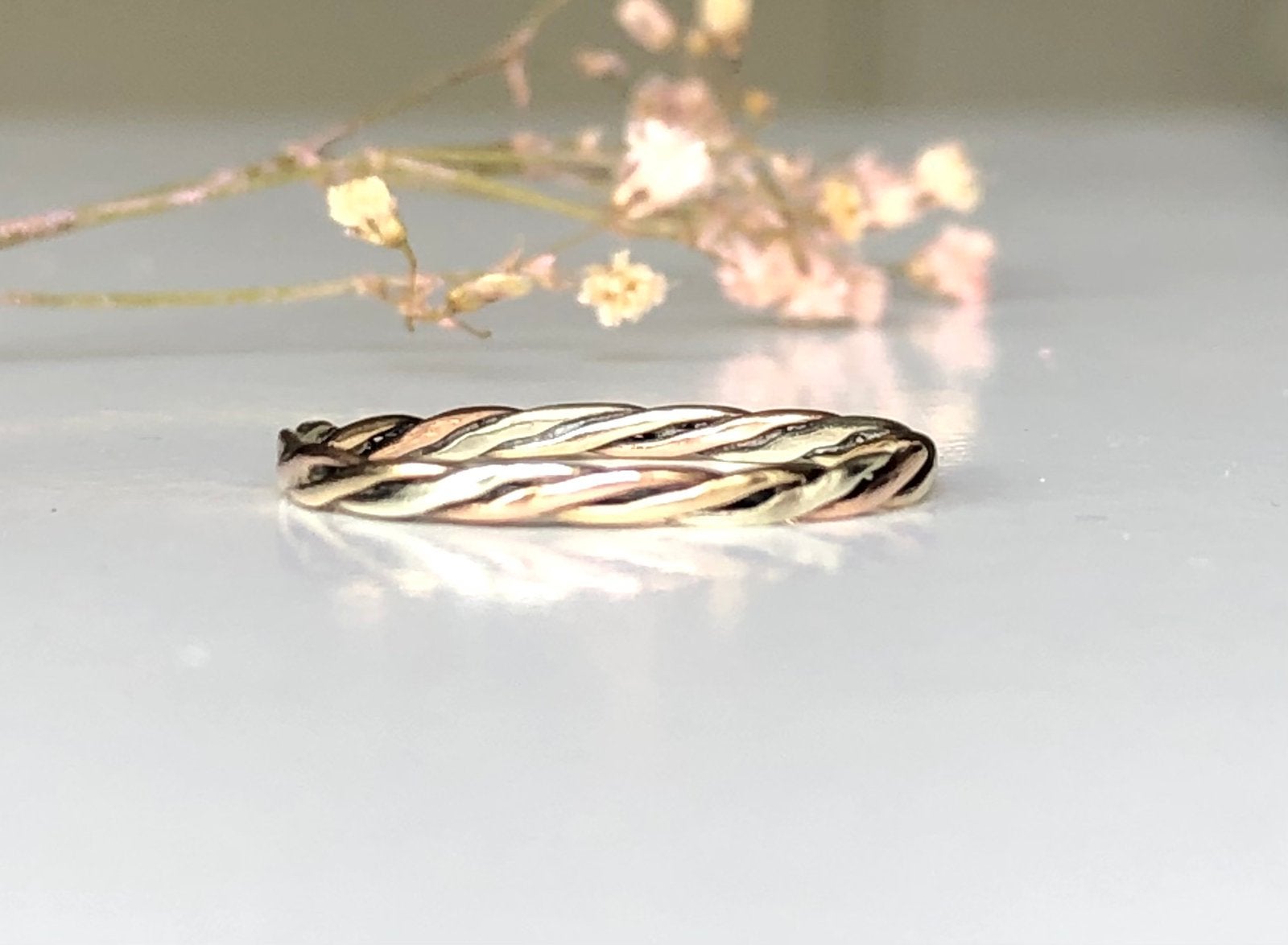Vintage 9k gouden ring band tricolor gevlochten maat 17 3/4, Ophalen of Verzenden, Zo goed als nieuw, 17 tot 18, Dame