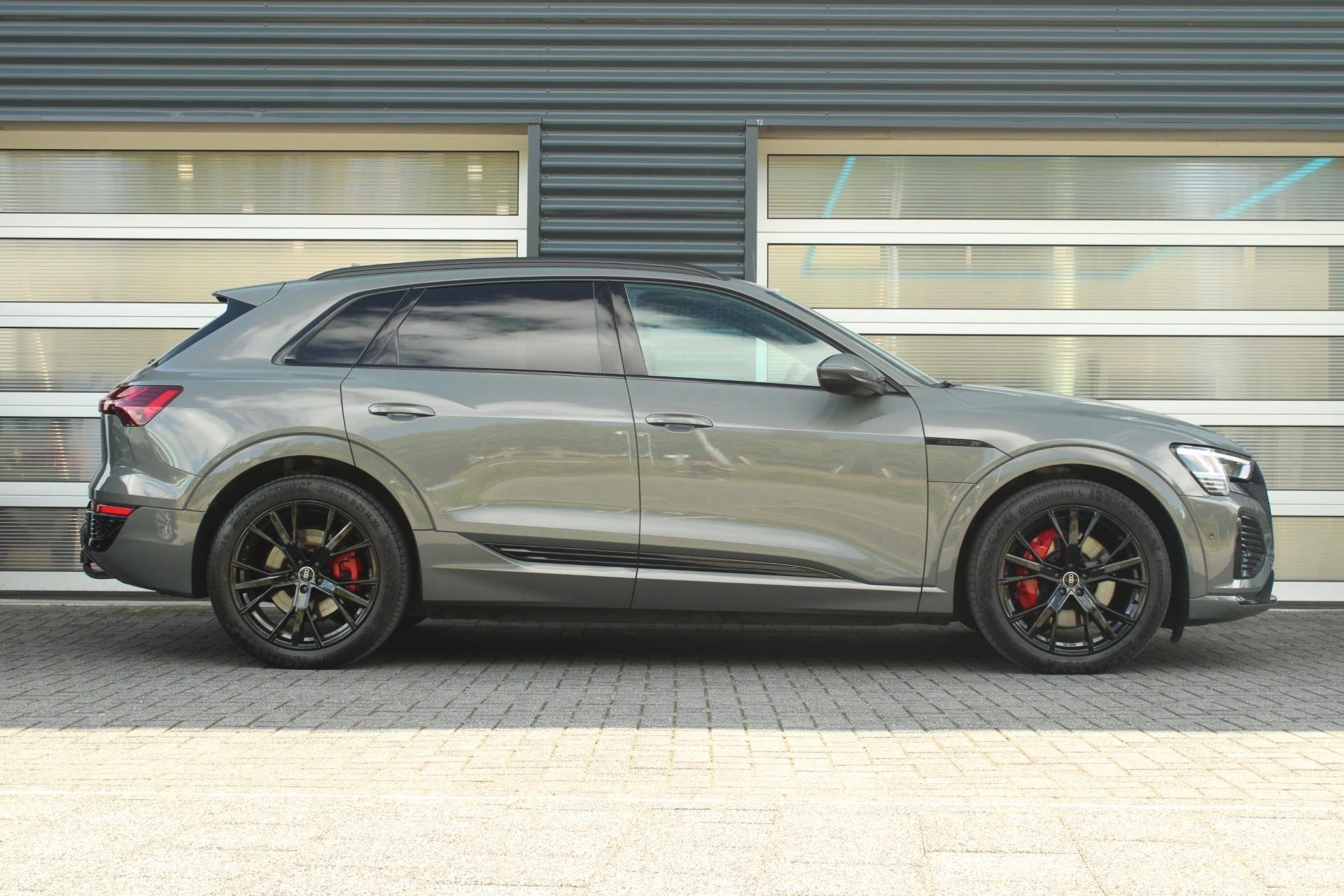 Audi Q8 e-tron 50 340pk quattro S Edition 95 kWh | Trekhaak, Auto's, Automaat, Zwart, 95 kWh, Automatische klimaatregeling