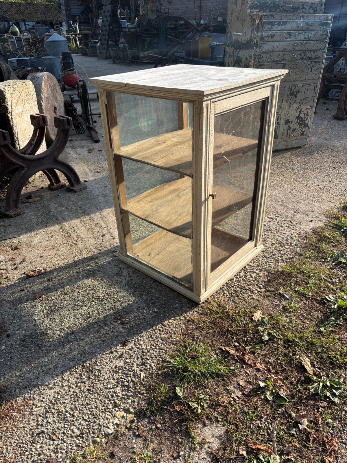 Oude toonbank vitrine of oude vitrinekast deur ijzer gaas, Ophalen