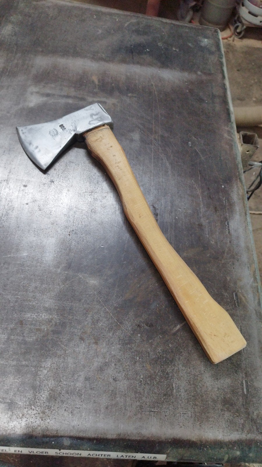 Handbijl met handgemaakt eiken steel, 800g, geslepen. Antiek, Ophalen of Verzenden, Gebruikt