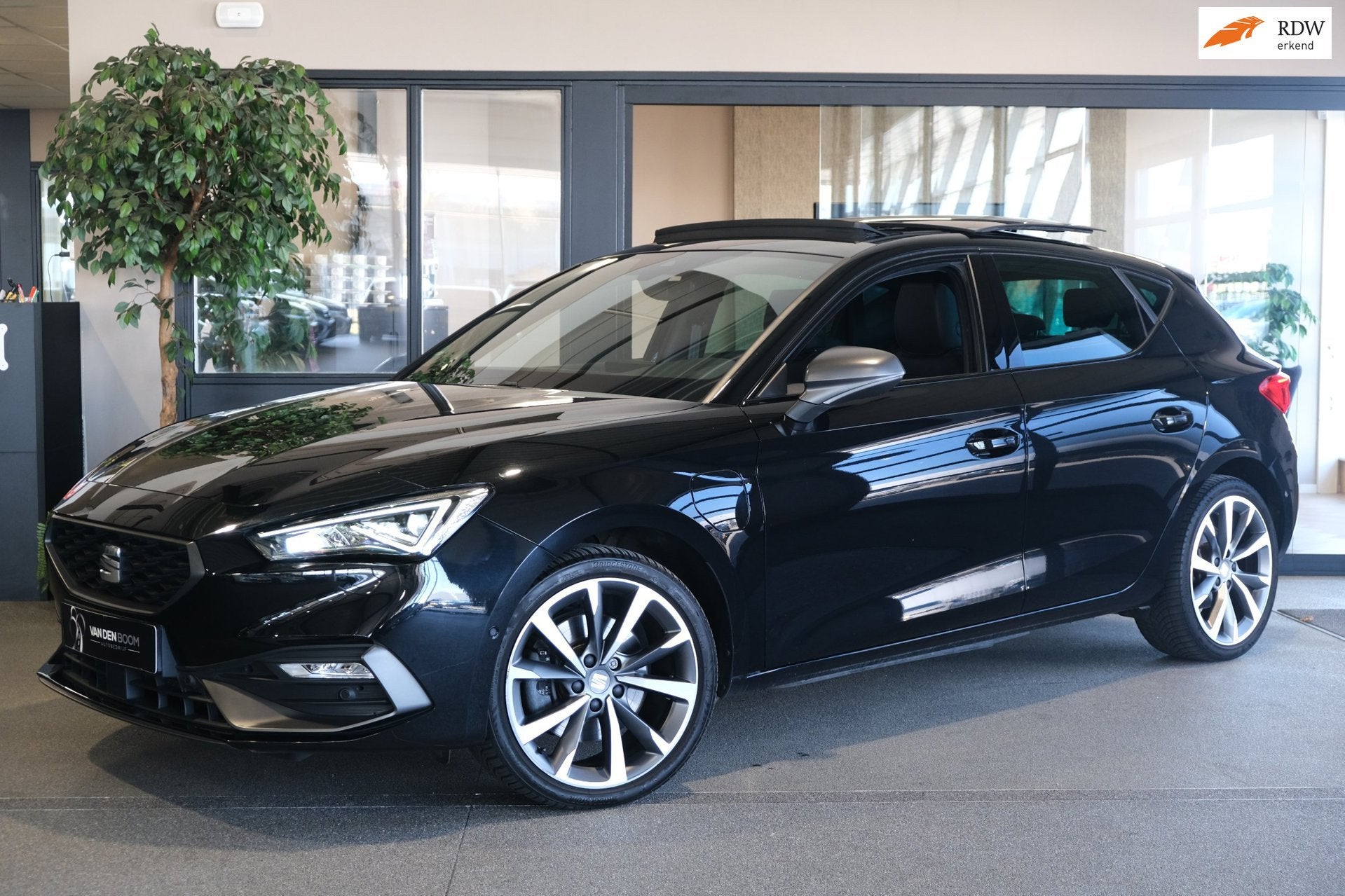 Seat Leon 1.4 TSI eHybrid PHEV FR 204PK Pano Navi Cam ACC Le, Gebruikt, 4 cilinders, Leon, Leder en Stof
