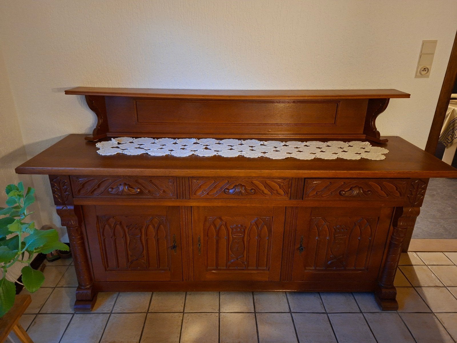 Antiek dressoir met houtsnijwerk, Antiek en Kunst, Antiek | Meubels | Kasten, Ophalen of Verzenden
