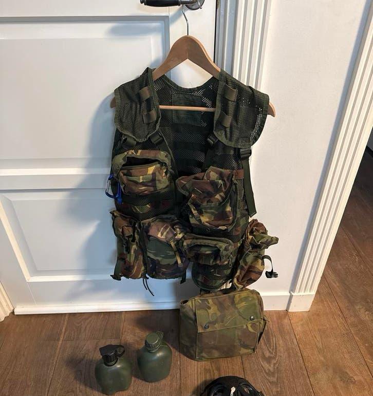 Militair vest met veldflessen, Verzamelen, Militaria | Algemeen, Ophalen of Verzenden, Landmacht, Overige gebieden, Kleding of Schoenen