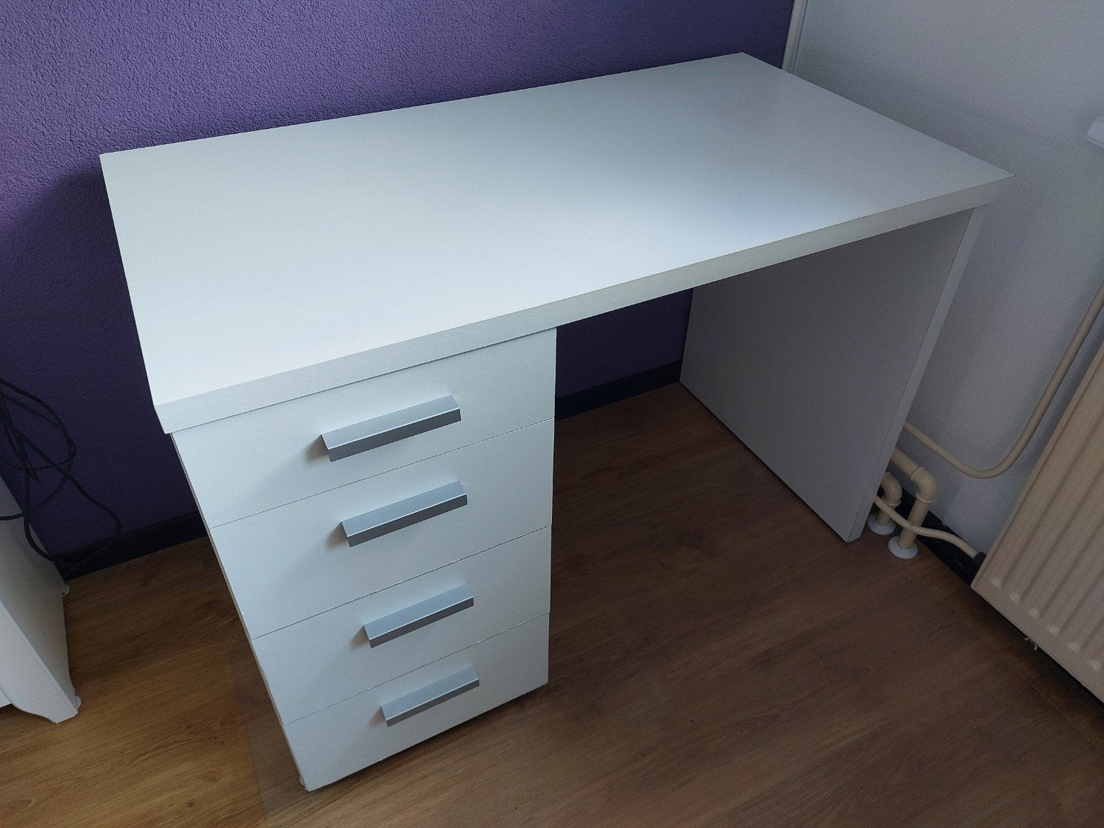 GRATIS: Witkleurig bureau (110 - 60 - 77 cm), Huis en Inrichting, Bureaus, Zo goed als nieuw, Bureau-kast combinatie, Modern, Spaanplaat of MDF