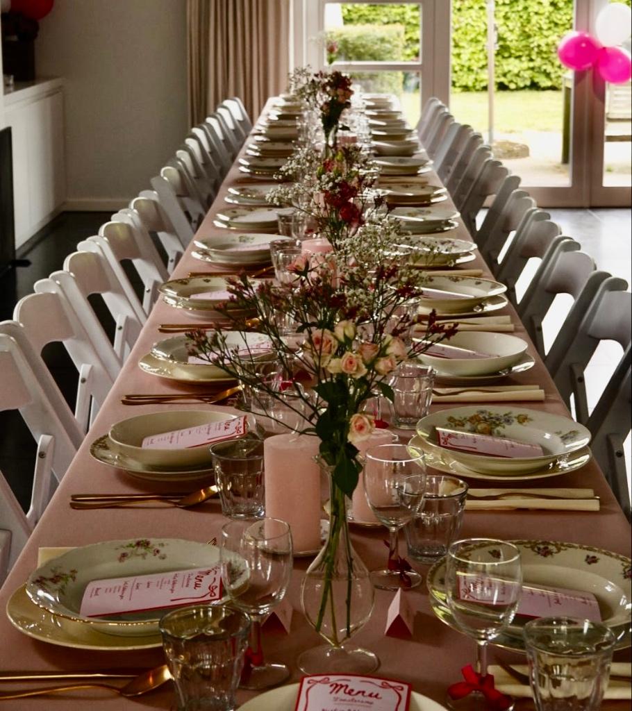 Oma’s servies te huur voor diner, bloemen en gouden randjes, Ophalen, Gebruikt, Overige stijlen, Porselein