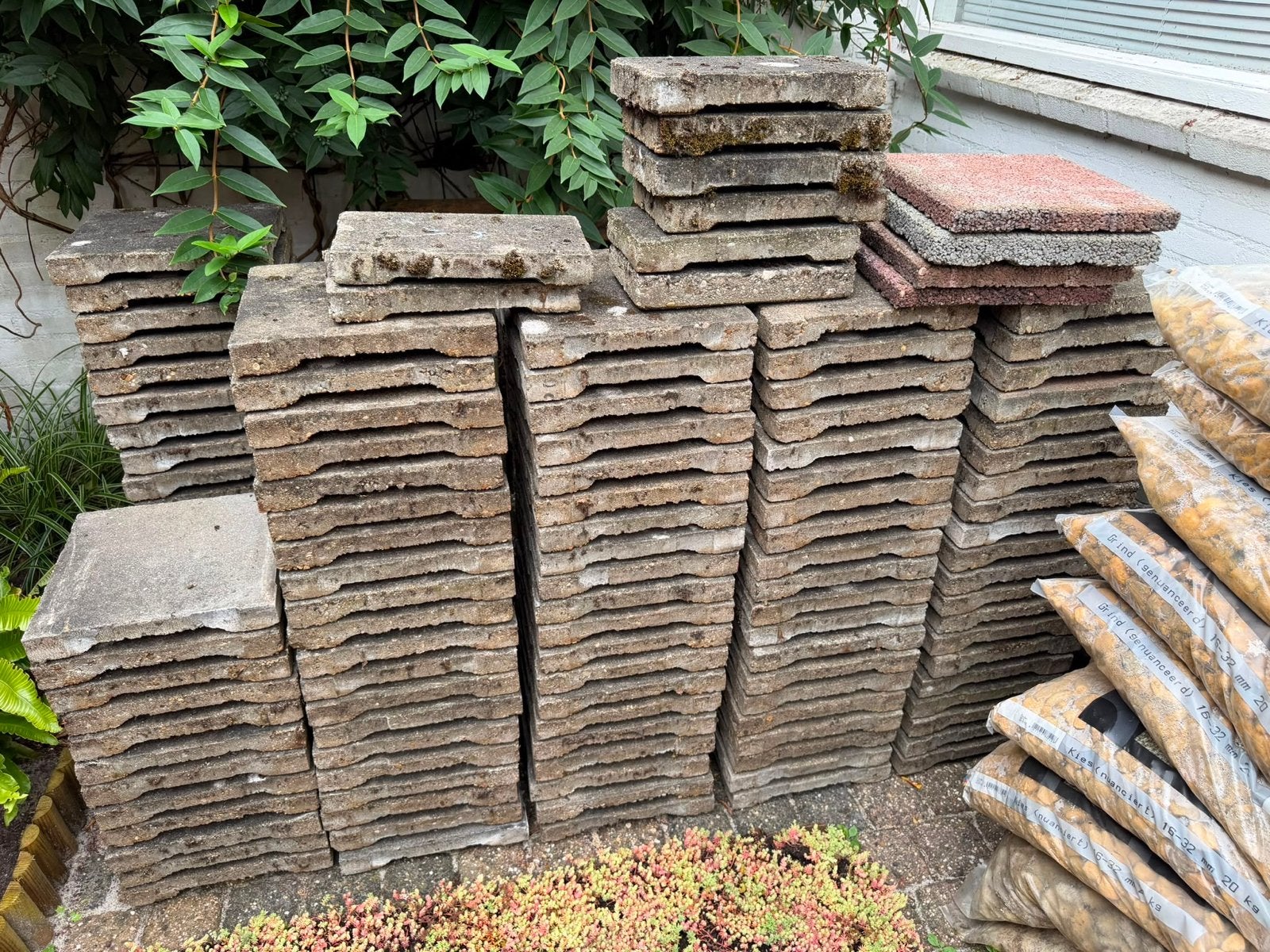 Betontegels 30x30cm (110 stuks) voor tuin of terras, Doe-het-zelf en Verbouw, Ophalen, Overige materialen, Gebruikt, 20 tot 40 cm