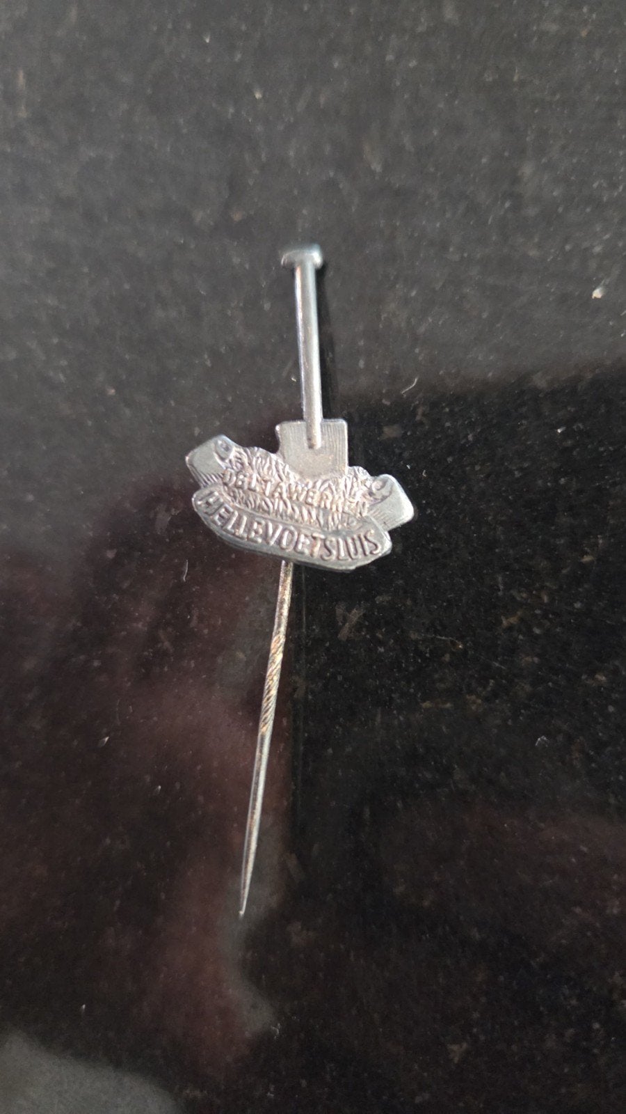 Speld Hellevoetsluis, Ophalen of Verzenden, Zo goed als nieuw, Stad of Land, Speldje of Pin
