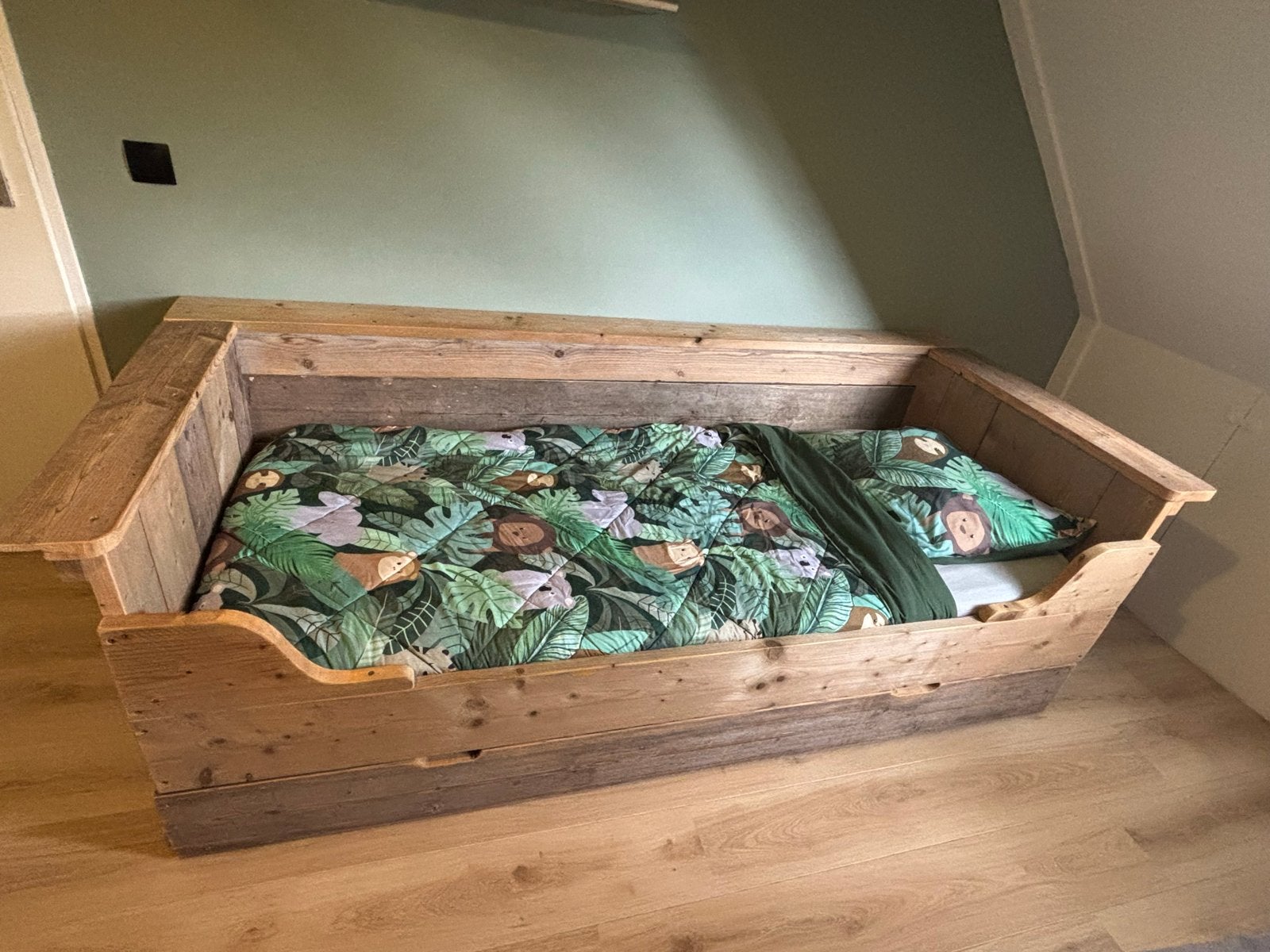 Stevig steigerhouten bed met uitschuifbaar logeerbed, Ophalen, Gebruikt, 70 tot 85 cm, Lattenbodem