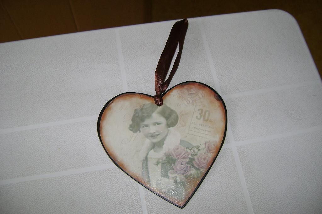 metalen muurhanger met oud prentje van meisje in hart vorm, Beige, Metaal, Wandhanger, Klassiek
