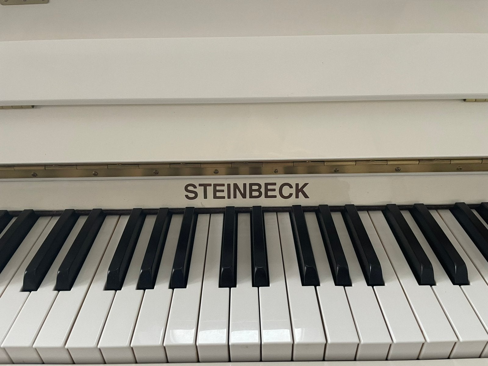 Prachtige witte Steinbeck piano + pianokruk Zeer nette staat, Ophalen, Wit, Zo goed als nieuw, Piano