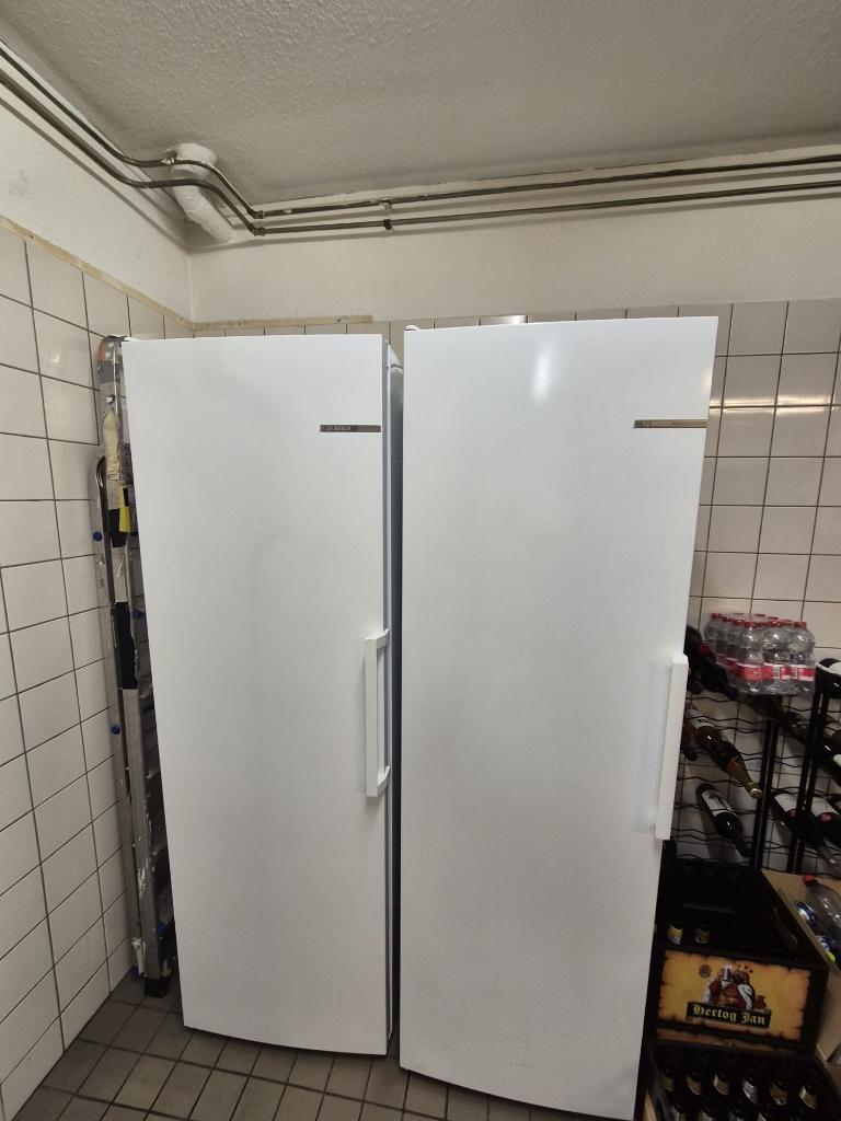 2x Bosch koelkasten met vriesgedeelte - €300 per stuk, Ophalen, Gebruikt, 200 liter of meer, 60 cm of meer