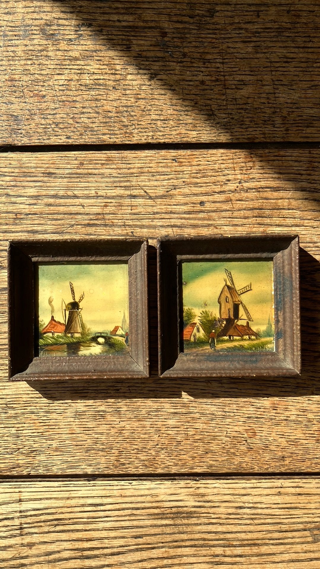 Twee door C. Hofland beschilderde tegeltjes met molentjes, Antiek en Kunst, Oud hollands, Overige ondergronden, Ophalen of Verzenden