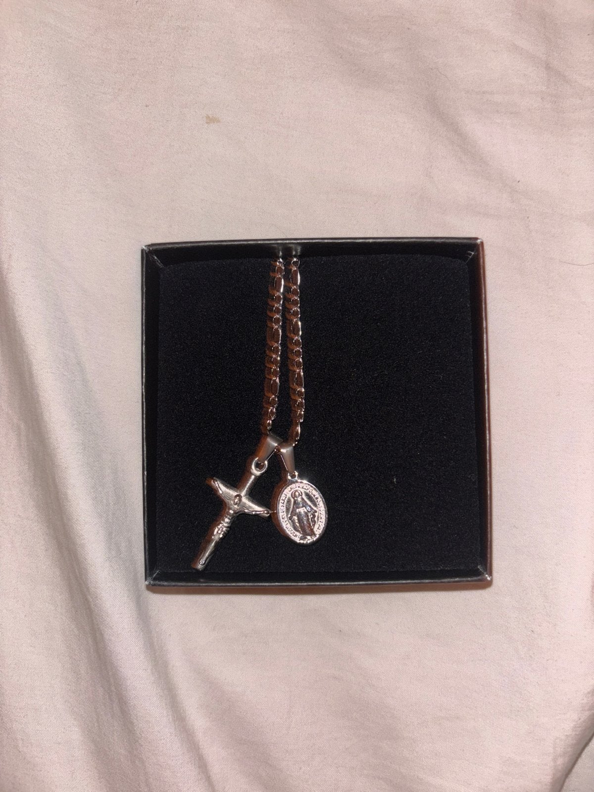 Zilverkleurige ketting met kruis en Maria hanger, Met hanger, Nieuw, Ophalen of Verzenden, Zilver
