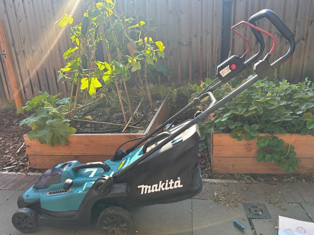 makita dlm330 accu grasmaaier (zonder accu), Ophalen, Accu-grasmaaier, Zo goed als nieuw, Opvangbak