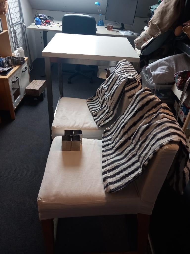 Aangeboden: Bartafel met 2 barkrukken in goede staat, Huis en Inrichting, Tafels | Statafels, Ophalen of Verzenden, Gebruikt
