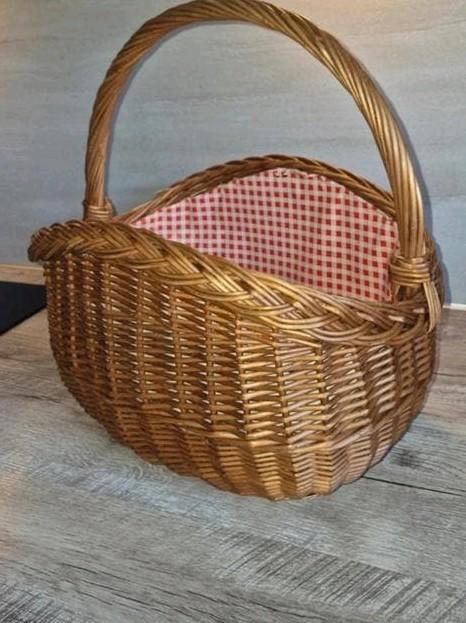 Grote rotan mand met rood-wit geruite voering, Huis en Inrichting, Woonaccessoires | Schalen en Manden, Gebruikt, Mand, Ophalen of Verzenden