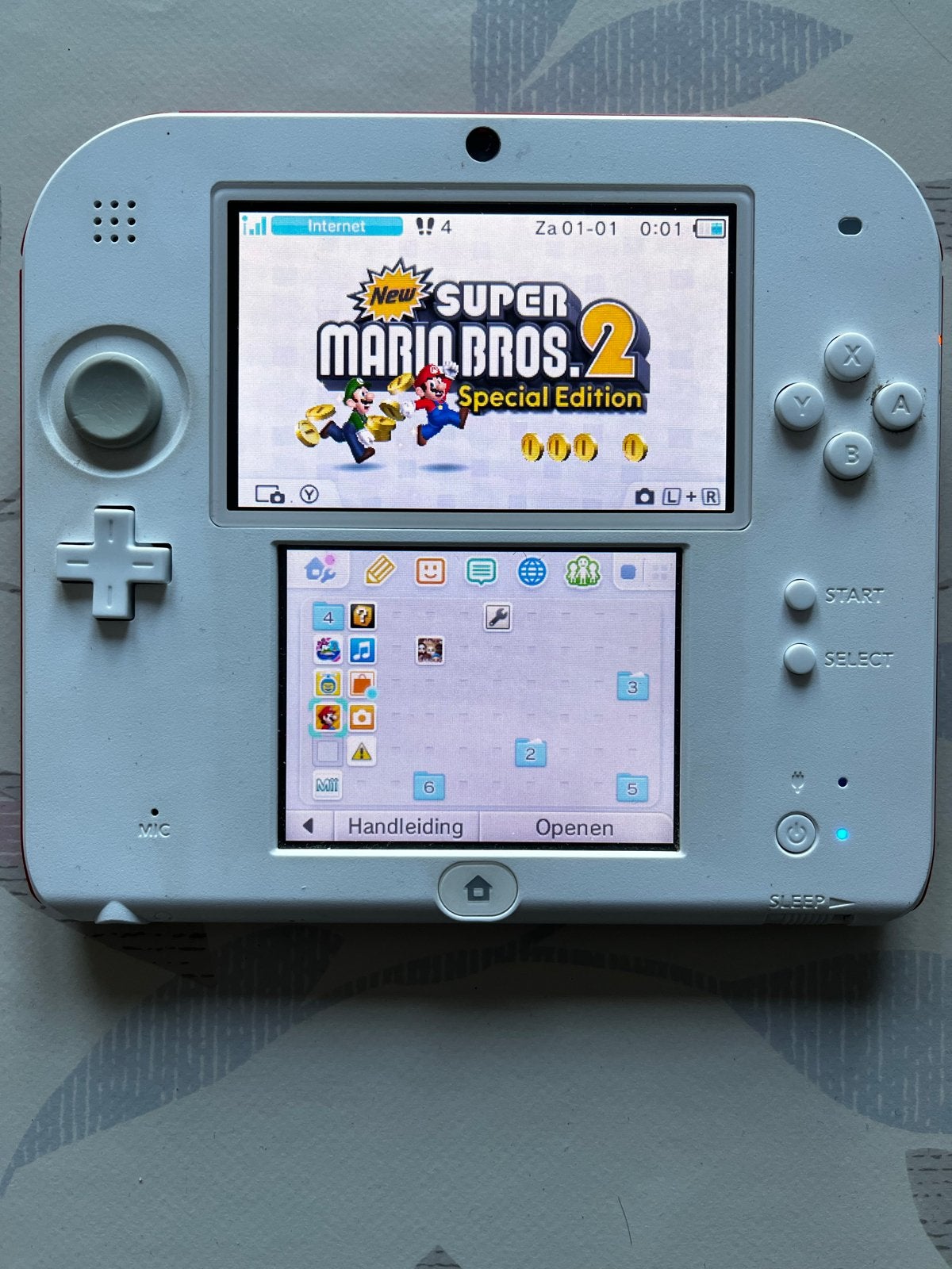 Nintendo 2DS Wit/Rood met Super Mario Bros. 2 en hoes, Spelcomputers en Games, Spelcomputers | Nintendo 2DS en 3DS, Met games