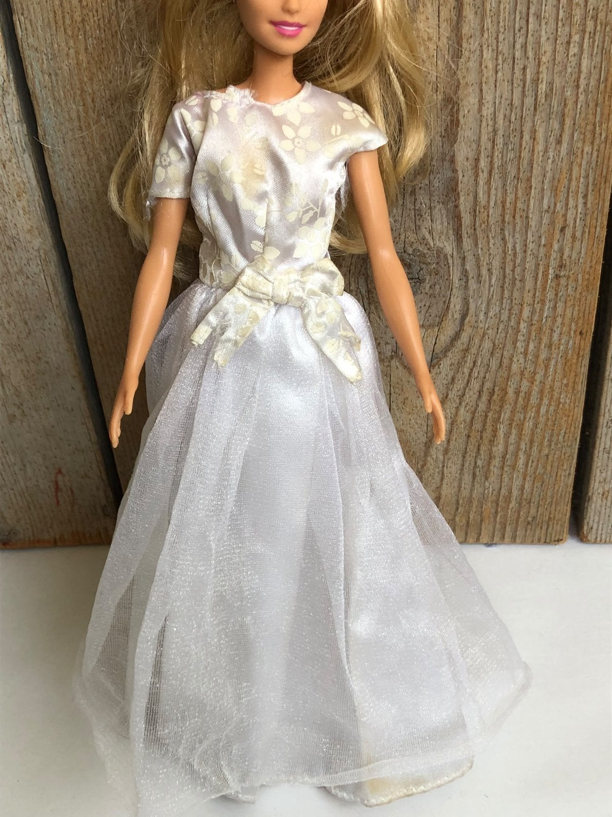 Glanzend wit creme jurk bruiloft style Barbie, Ophalen of Verzenden, Zo goed als nieuw, Barbie