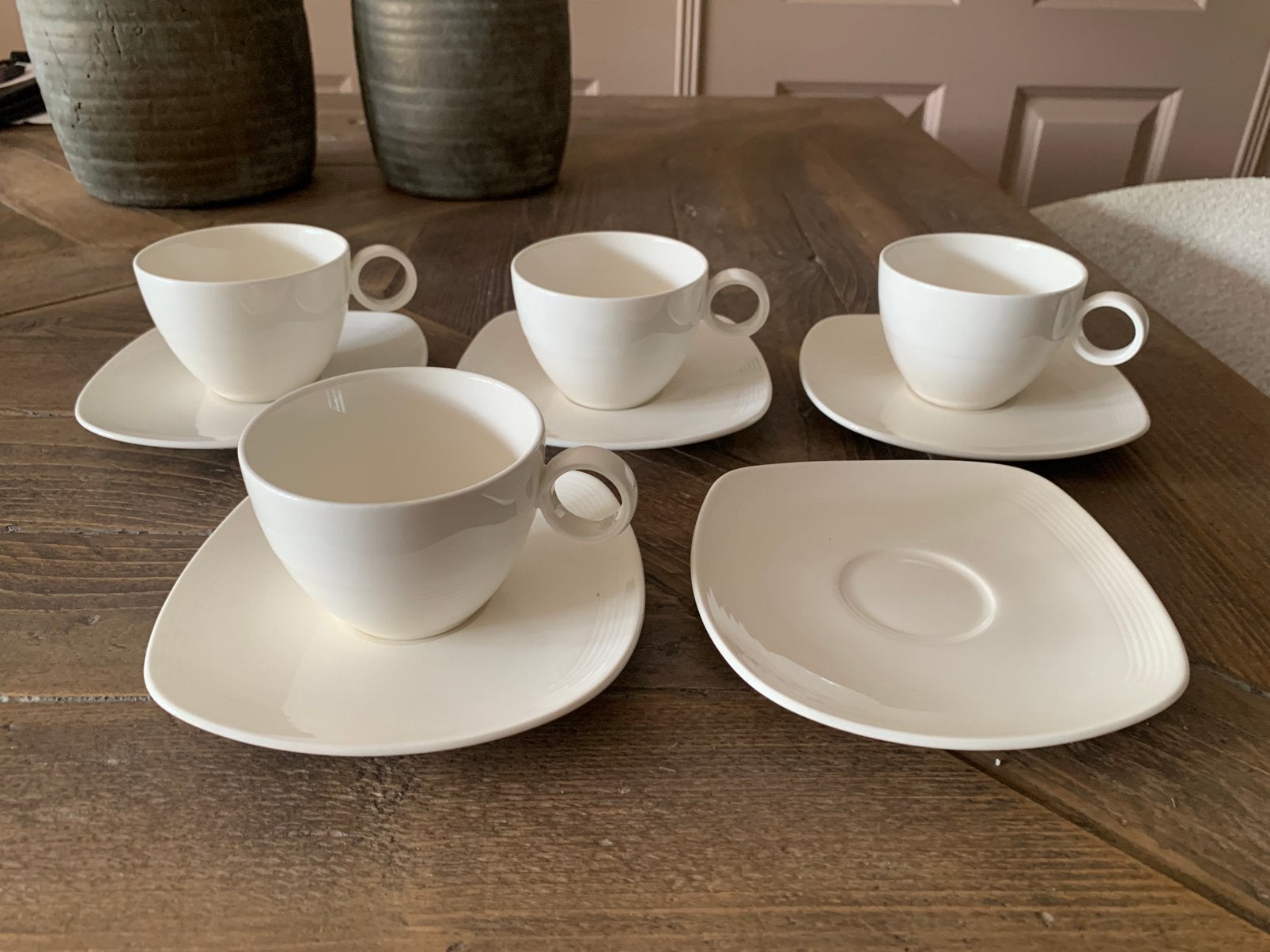 New Linnen servies: 4 kopjes met 5 schotels, Ophalen of Verzenden