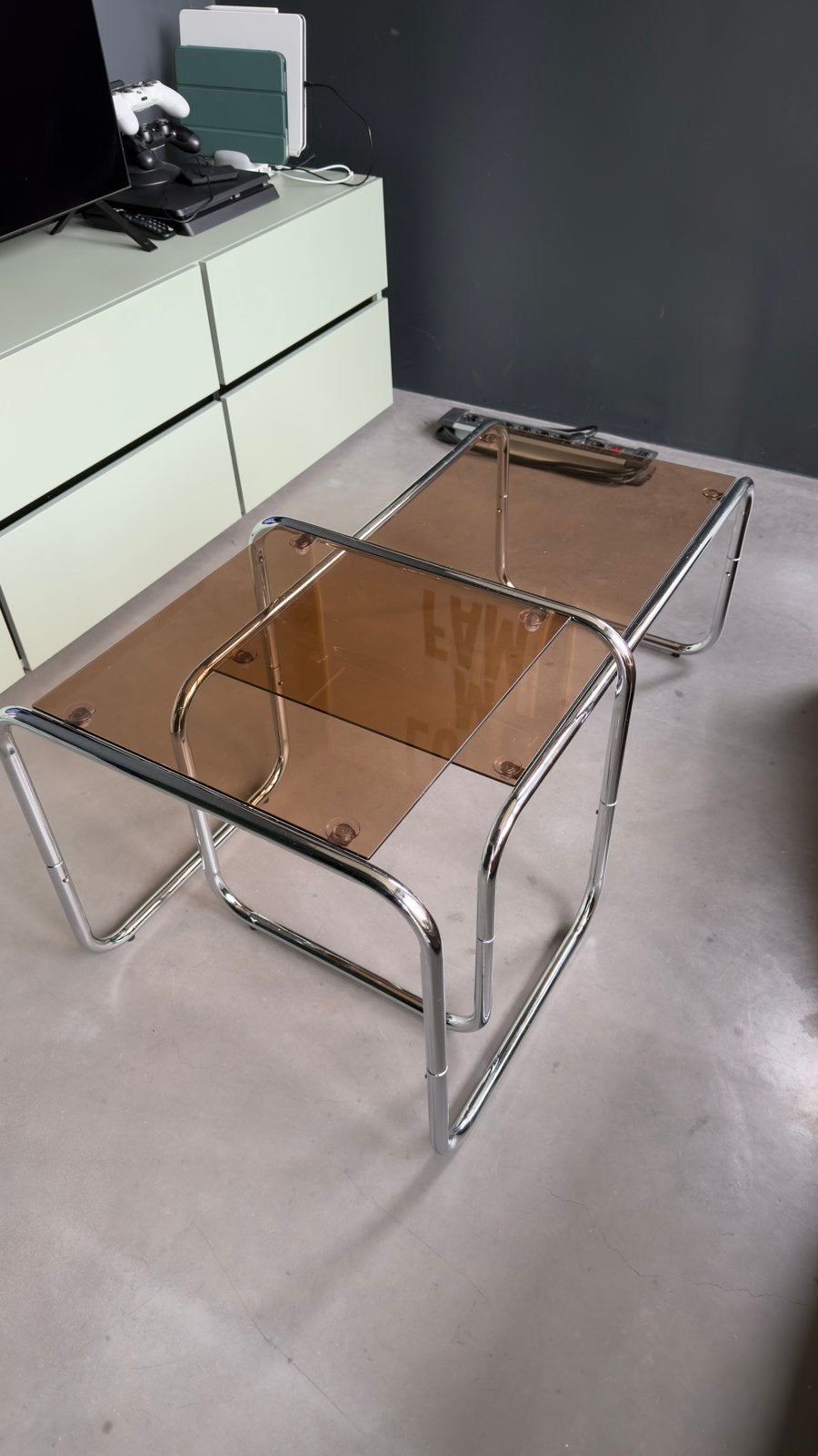 Salontafel, bijzettafel Foza. Bruin rookglas. Metalen frame., Ophalen, 50 tot 100 cm, Rond, Nieuw