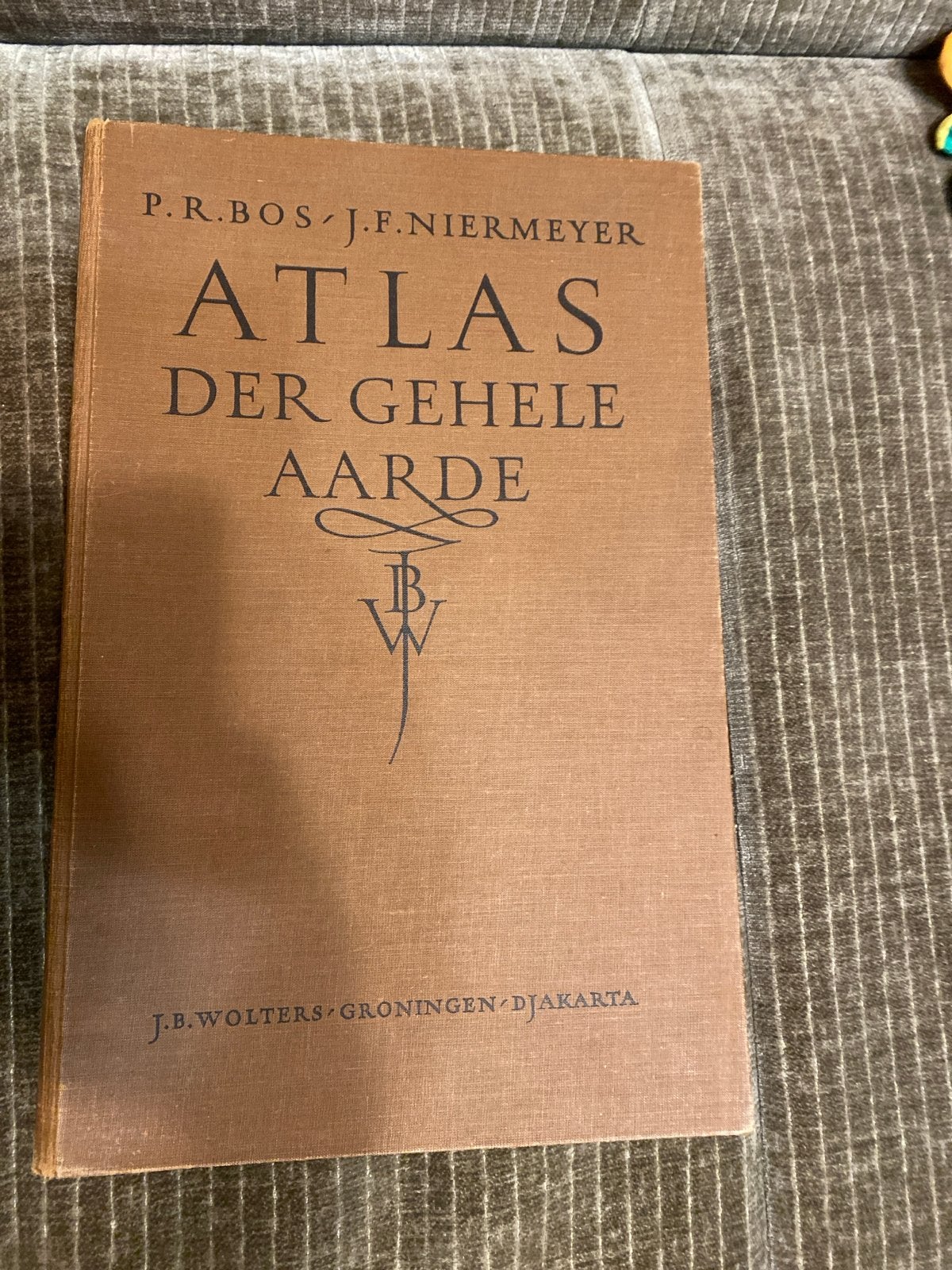 Bos-Niermeyer Schoolatlas der Gehele Aarde - 1951, Boeken, Gelezen, Bosatlas, Ophalen of Verzenden, 1800 tot 2000
