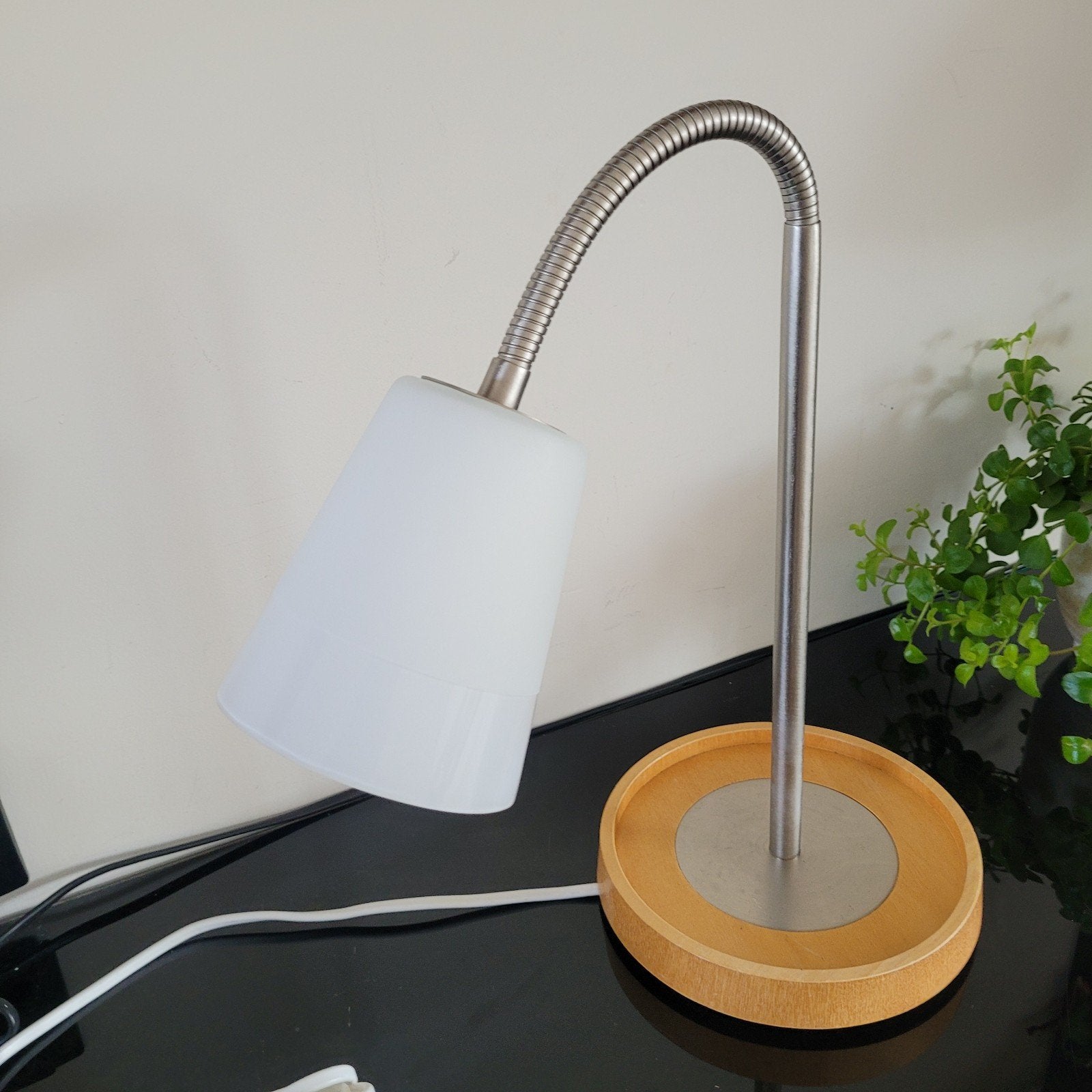 IKEA BÄSISK tafellamp met flexibele arm en houten voet, Ophalen of Verzenden, Zo goed als nieuw, Glas, Minder dan 50 cm