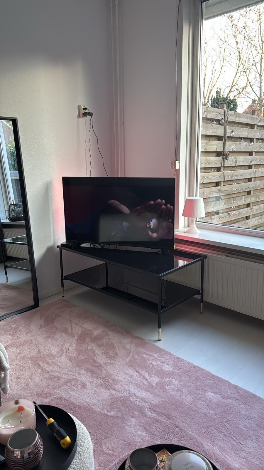 Zwarte glazen salontafel/tv-meubel met gouden pootjes, Ophalen, Minder dan 100 cm, 25 tot 50 cm, Glas