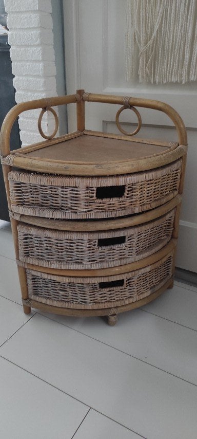 Vintage rotan ladekastje hoekkast 3 lades, Gebruikt, Ophalen of Verzenden, Landelijk, Beige