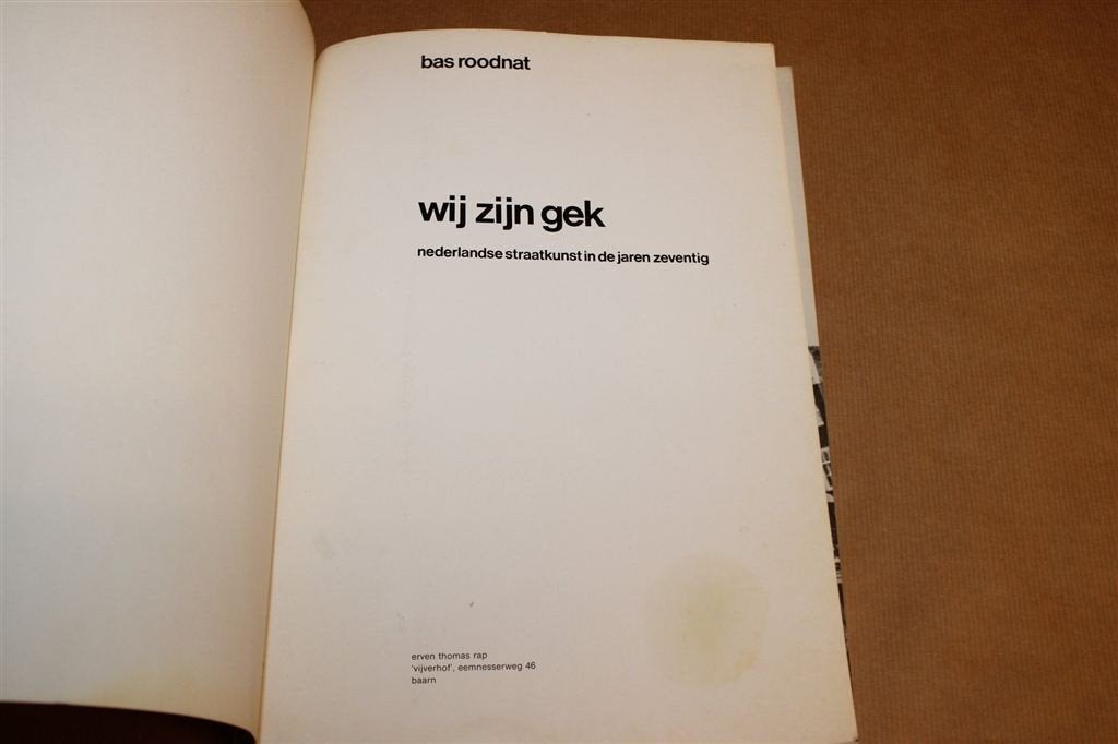Wij zijn gek — Fotoboek Nederlandse Straatkunst Jaren 70, Boeken, Ophalen of Verzenden, Gelezen