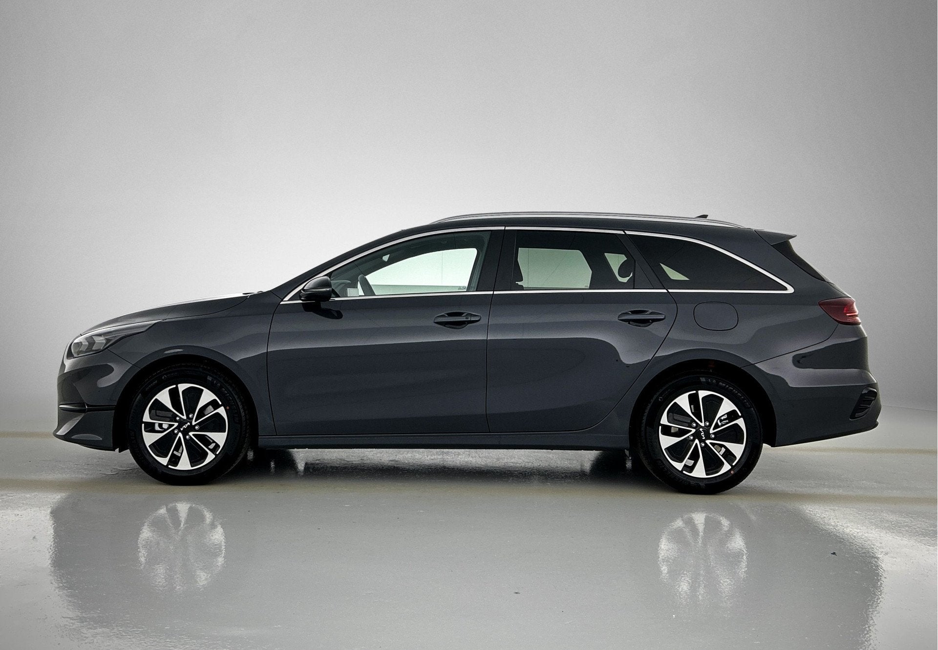 Kia Ceed Sportswagon 1.0 T-GDi MHEV Design Edition JBL gelui, 12 maanden, Stof, 710 kg, Zwart