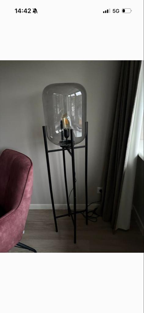 Stijlvolle Vloerlamp met Zwart Frame en Glazen Kap, Ophalen, Zo goed als nieuw, Metaal, 150 tot 200 cm