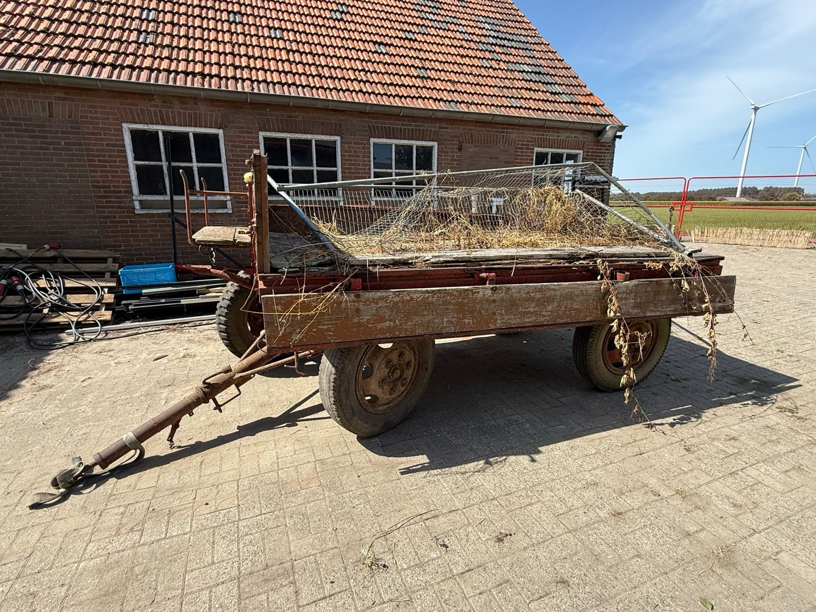 Oude landbouwaanhanger / kar, Ophalen