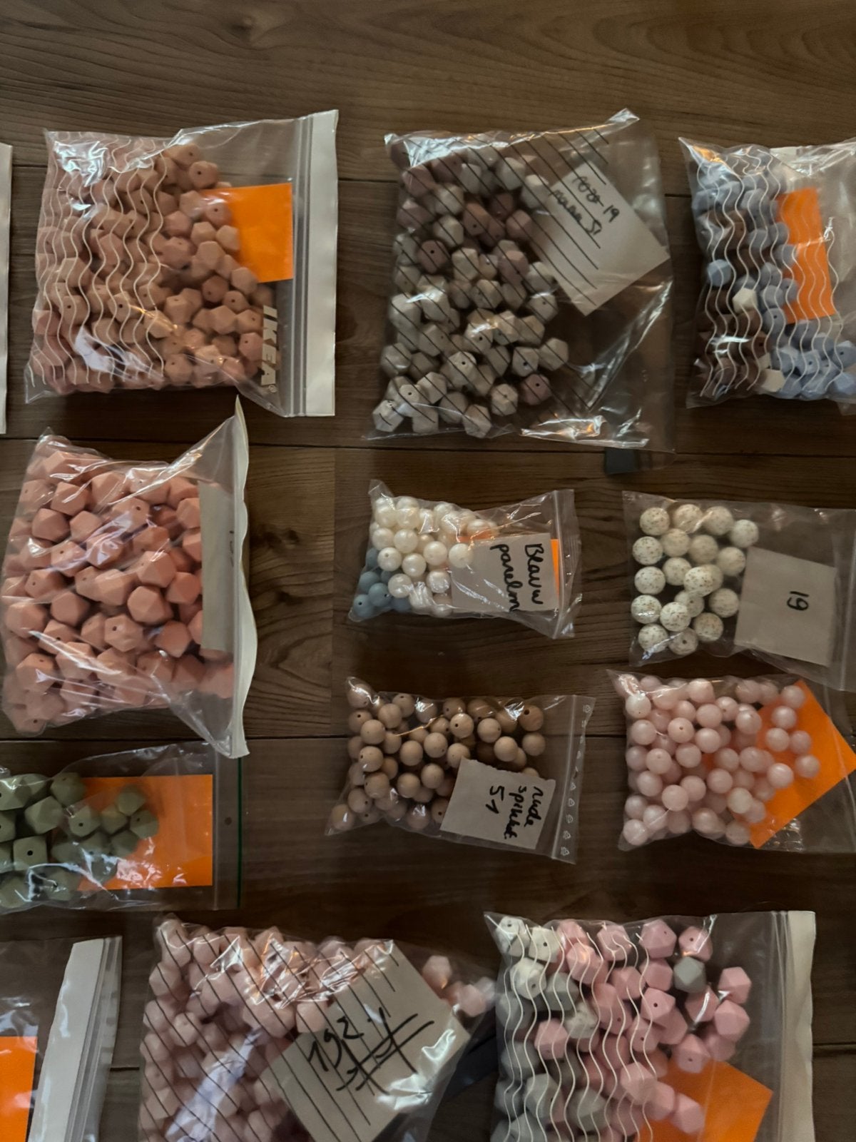Foto 24 van Mega collectie van 6200+ siliconen kralen te koop