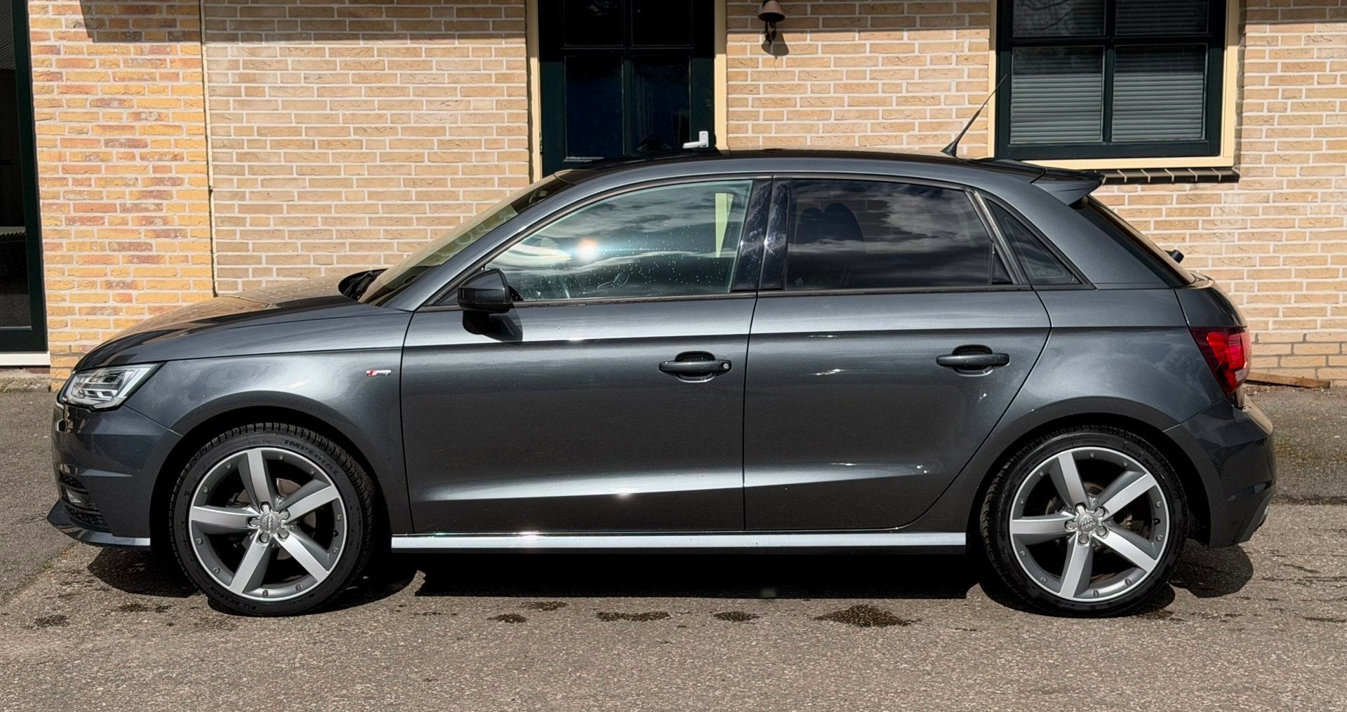 Audi A1 Sportback 1.0 TFSI DSG S-Line | XENON| CRUISE| NAVI, 4 stoelen, Leder en Stof, 49 €/maand, Origineel Nederlands