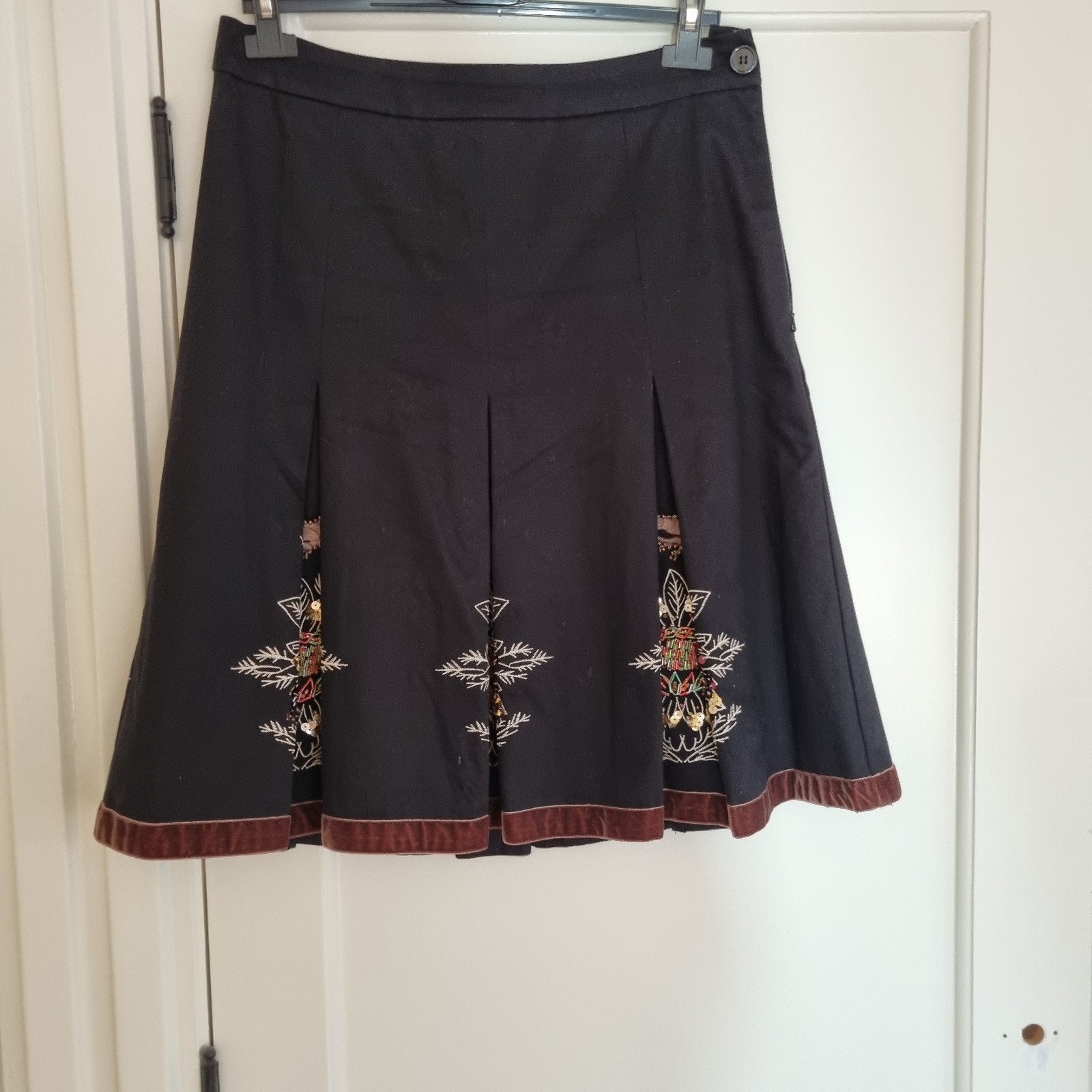 Zwarte rok met stolpplooien en geborduurde afbeelding met kr, Maat 38/40 (M), Zwart, Ophalen of Verzenden, Zo goed als nieuw