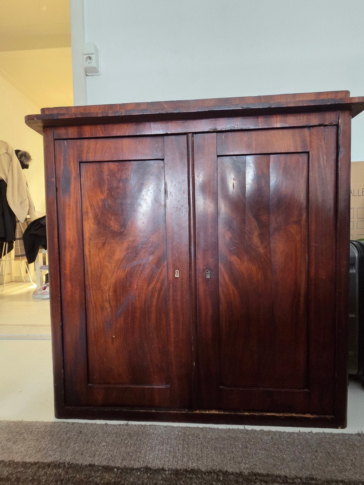 Antieke houten kast met twee deuren, Ophalen of Verzenden