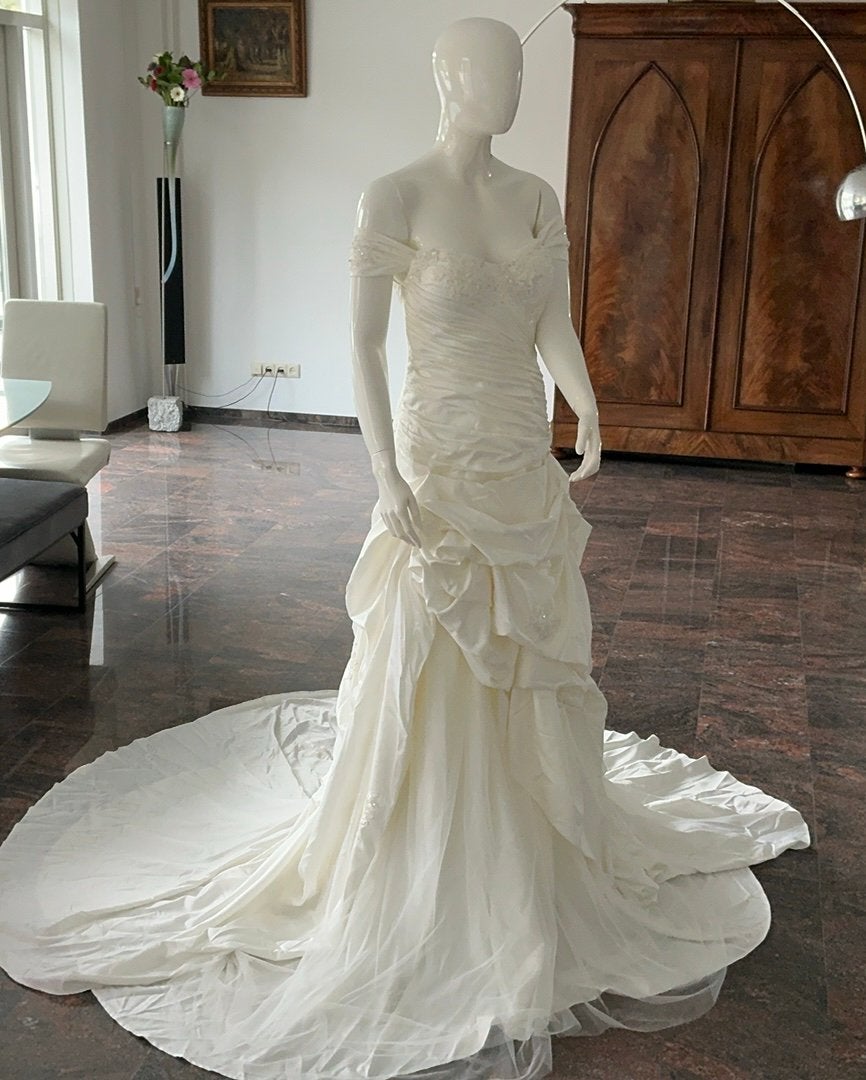 ivoorkleurige off-shoulder trouwjurk. sierlijke draperingen, Ophalen of Verzenden, Zo goed als nieuw, Wit, Trouwjurk