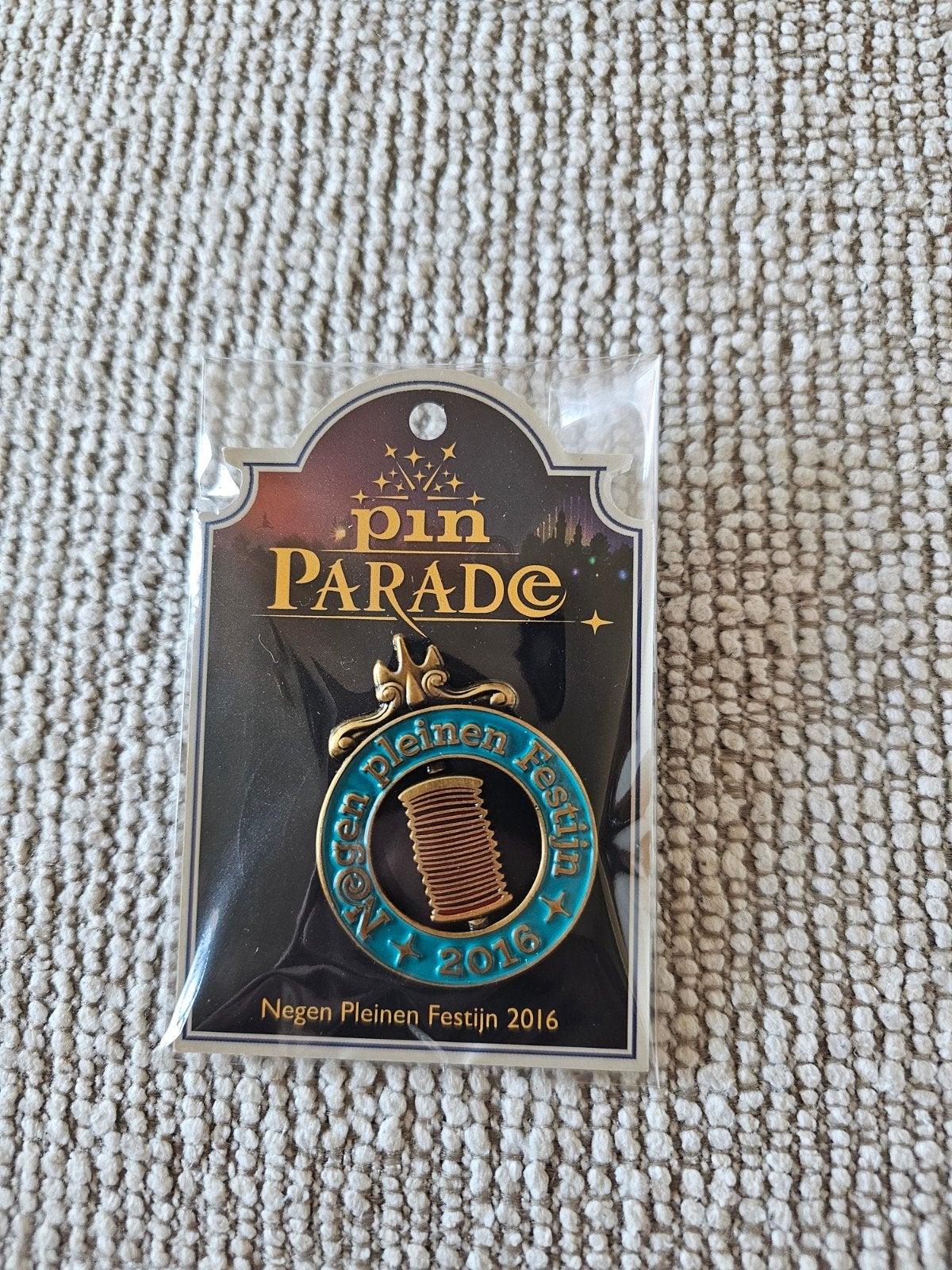 efteling pin - negen pleinen festijn 2016, Verzamelen, Ophalen of Verzenden, Nieuw, Button of Speldje