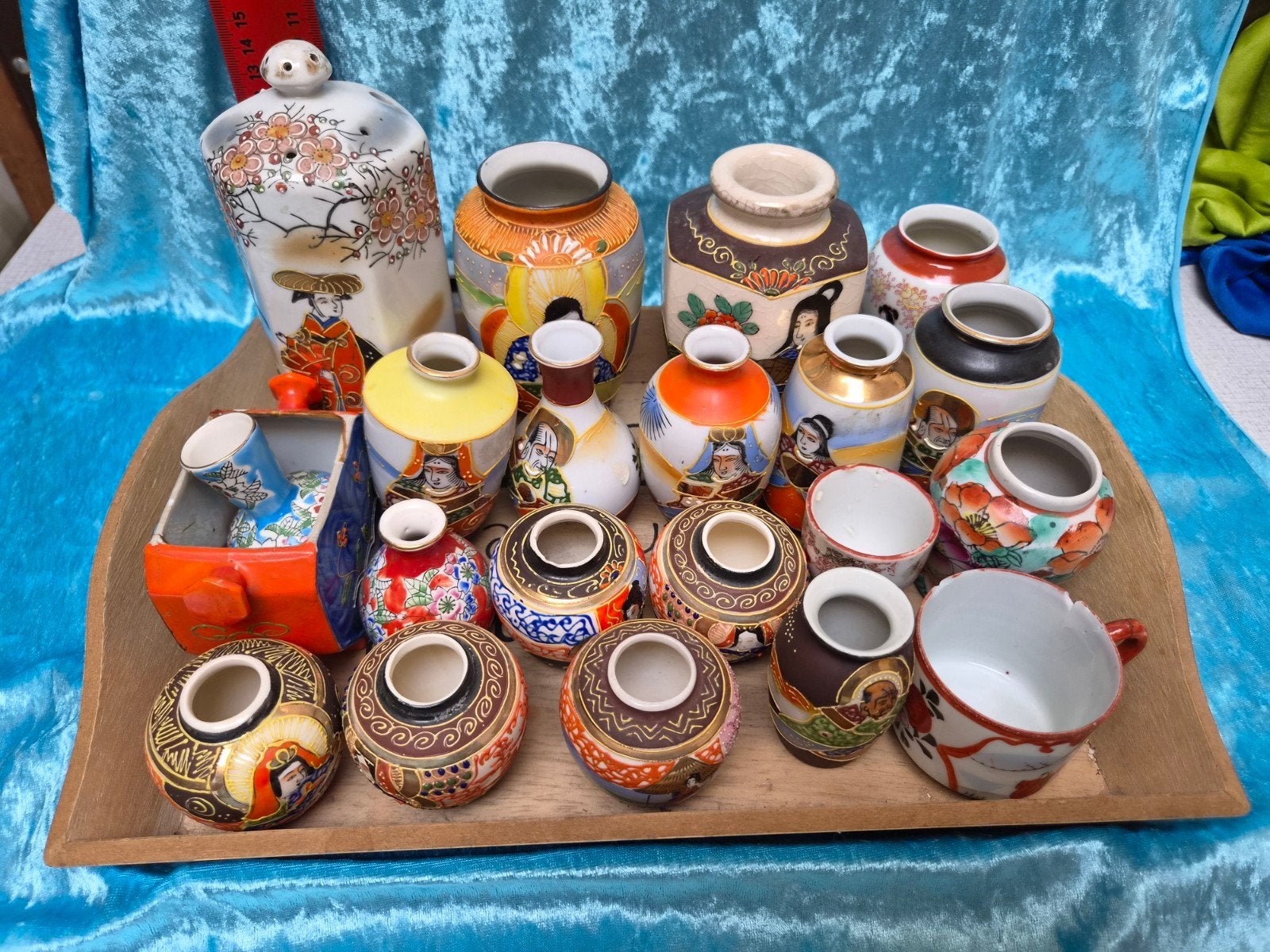 Verzameling van 20 Japanse Satsuma-stijl miniatuurvazen, Antiek en Kunst, Ophalen of Verzenden