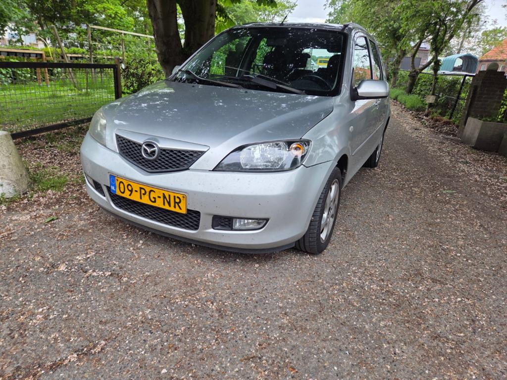 Mazda 2 1.4 16V 2004 Grijs, Auto's, Mazda, Voorwielaandrijving, 1025 kg, 15 km/l, 40 €/maand