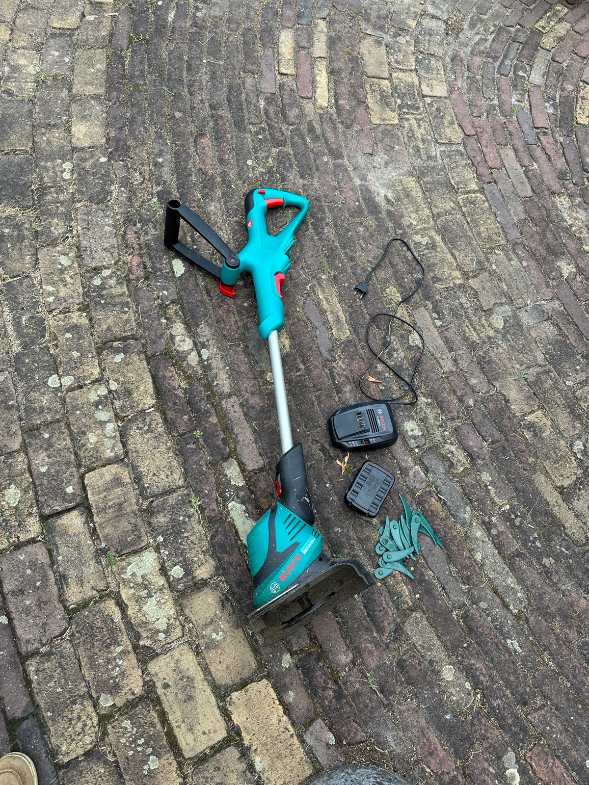 Bosch ART 23-18 LI Accu Grastrimmer met Accu en Lader, Tuin en Terras, Grastrimmers, Ophalen, Gebruikt, 10 tot 30 cm, Accu