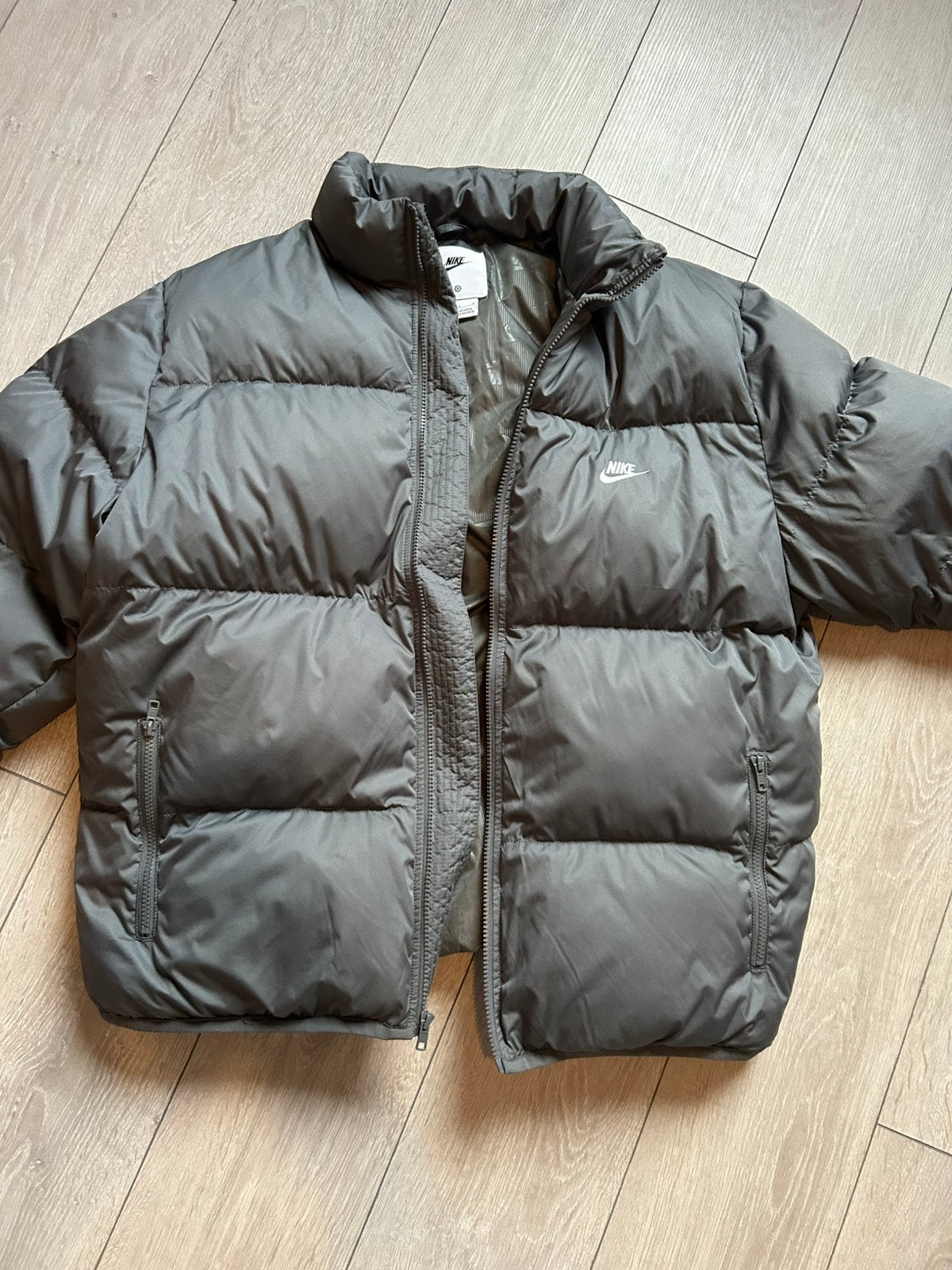 Grijze nike winterjas maat L, Ophalen, Zo goed als nieuw, Grijs