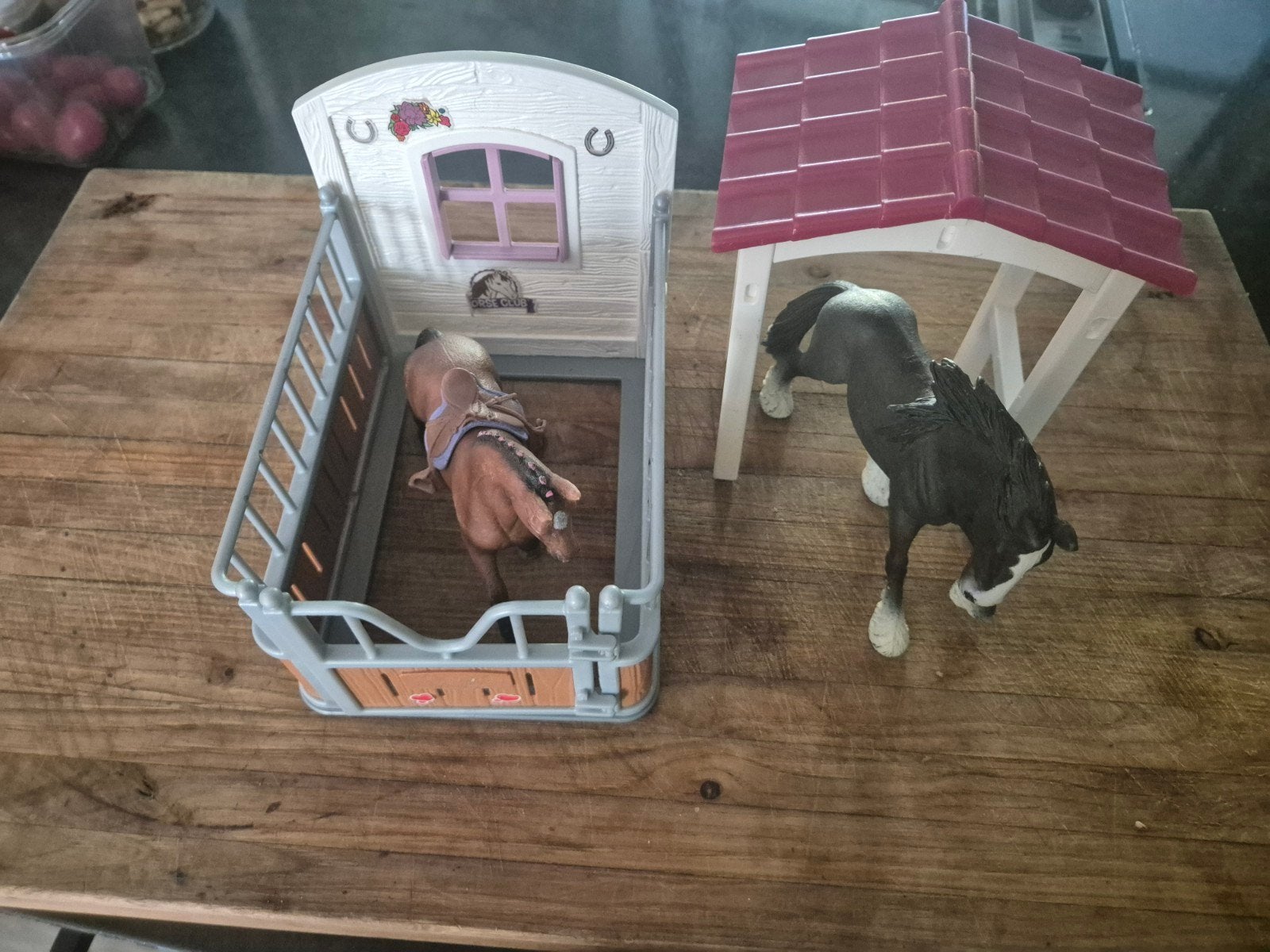 Schleich Paardenstal met 2 paarden en accessoires, Ophalen of Verzenden, Gebruikt, Jongen of Meisje