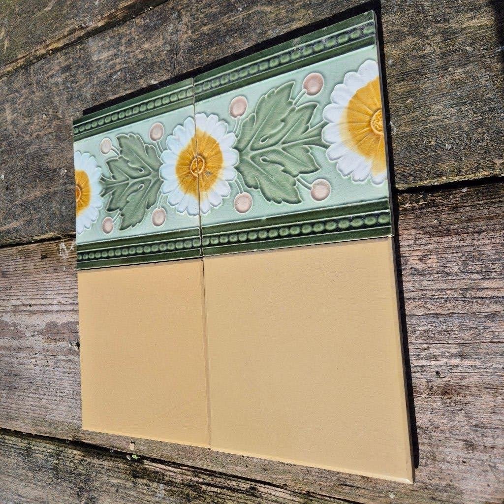 47 art nouveau randtegels grijsgroen tinten witte bloem, Antiek en Kunst, Antiek | Wandborden en Tegels, Ophalen