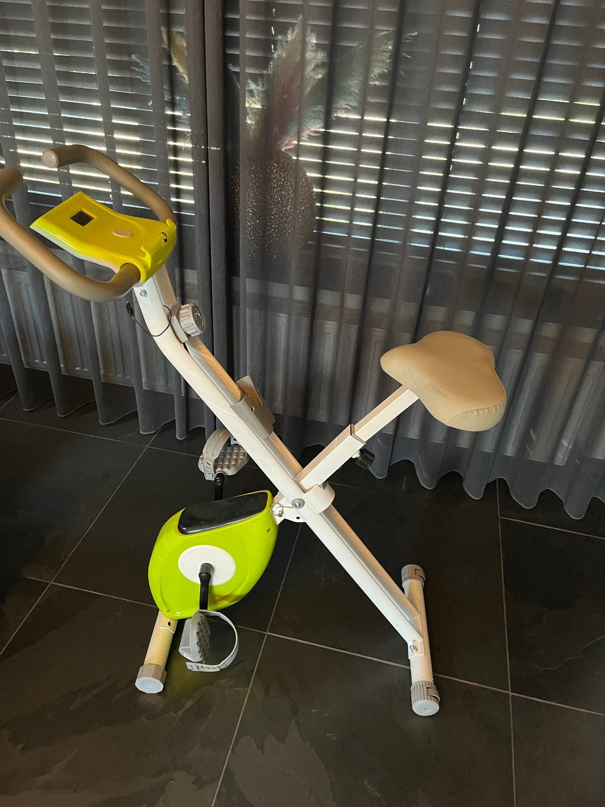 Kleine hometrainer gebruikt tijdens werkzaamheden bureau, Sport en Fitness, Fitnessmaterialen, Ophalen, Gebruikt, Overige typen
