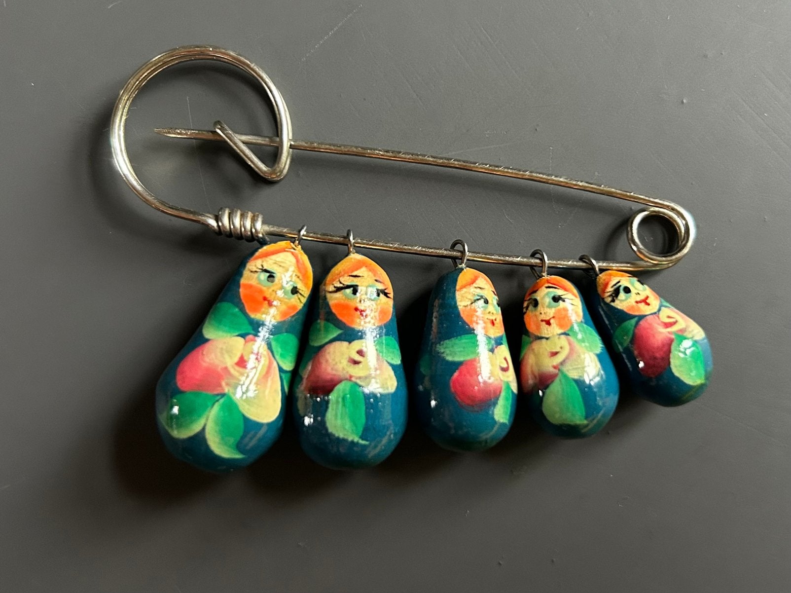Vintage Russische Matroesjka Broche / Pin, Ophalen of Verzenden, Zo goed als nieuw, 4 tot 7 cm, Overige materialen