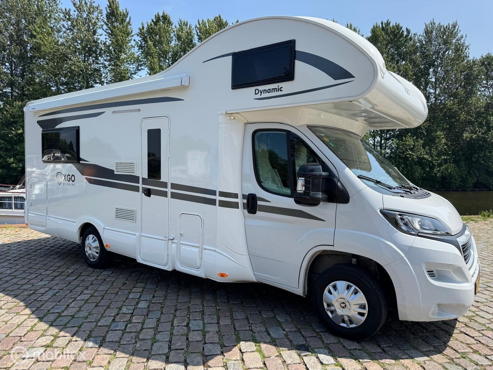 XGO Dynamic 95 G camper 4 pers. - douche - toilet - dakairco, Alkoof, 7 tot 8 meter, Bedrijf, Airconditioning